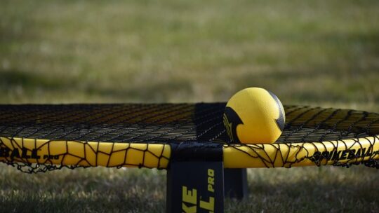 Spikeball for begyndere: De grundlæggende regler og tips